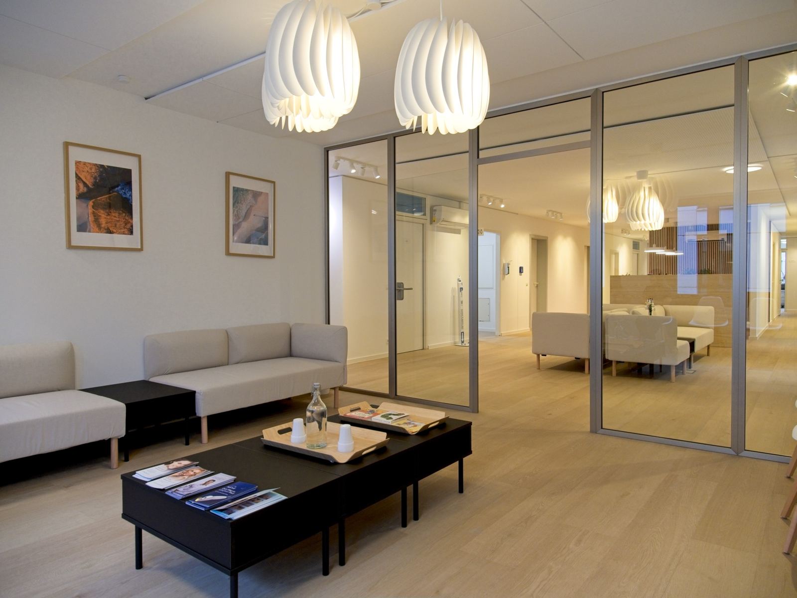 Empfangsbereich von LUX by DermaMedicum mit heller Holzoptik