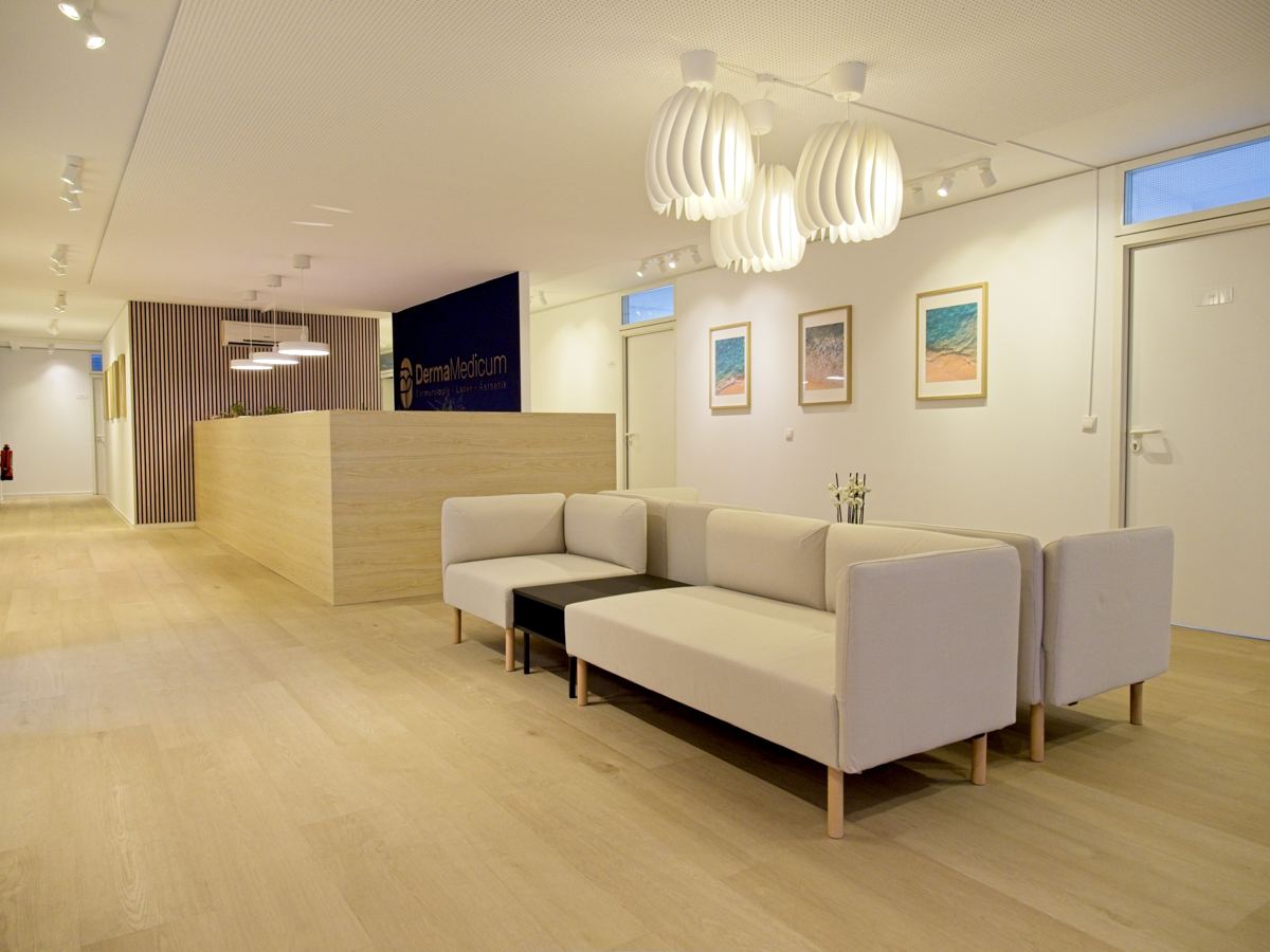 Wartebereich mit Lounge-Atmosphäre
